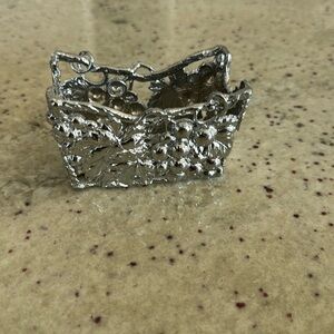 Arthur court grape sweetener holder